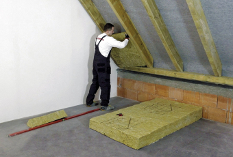 Zateplení šikmé střechy mezi a pod krokvemi