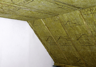 Zateplení šikmé střechy mezi a pod krokvemi