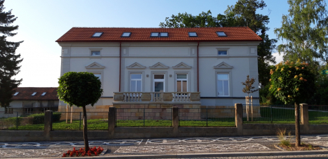 Zrekonstruovaná vila se střechou z keramické pálené tašky Granát 13, nové sídlo ředitelství lázní