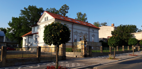 Zrekonstruovaná vila se střechou z keramické pálené tašky Granát 13, nové sídlo ředitelství lázní