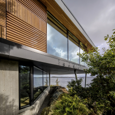 Velká panoramatická okna v přízemí vedou diagonálně k pobřeží a nabízejí pohled na jihovýchod (přízemí a horní patro: fasádní systém Schüco FWS 50.HI; okenní systém Schüco AWS 70.HI), foto Sindre Ellingsen 