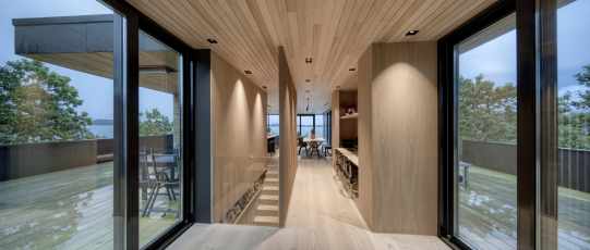 Přístup do rodinného pokoje mezi dvěma terasami. Díky posuvným dveřím lze vnímat přírodu ve všech směrech v každém ročním období (vpravo a vlevo: posuvný systém se zdvihem Schüco ASS 70.HI), foto Sindre Ellingsen 