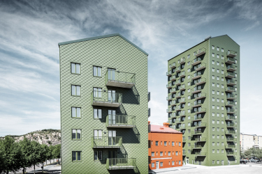 Výškové budovy v Göteborgu s fasádními falcovanými šablonami PREFA