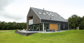 Nizozemí. Během projektování budov se zvýšenou energetickou úsporností je důležitá také jejich orientace na světovou stranu. Super energeticky úsporná střešní okna FTP-V U5 namontovaná v této realizaci mají součinitel prostupu tepla Uw = 0,97 W/ m².K.