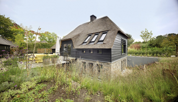 Nizozemí. Energeticky úsporný rodinný dům. Během stavby byly použity stavební materiály s vysokými parametry energetické úspornosti, mj. střešní okna FTT U8 Thermo se součinitelem prostupu tepla Uw = 0,58 W/m².K.