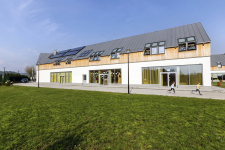 Polsko. Mateřská školka s pasivním standardem v Podegrodu. Budova byla vybavena solárními kolektory a tepelným čerpadlem. Objekt prosvětlují střešní okna FTT U8 Thermo se součinitelem prostupu tepla Uw = 0,58 W/m².K.