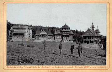 Obr. 2: Stará pohlednice; zprava stavitel M. Urbánek, Dr. Parma (objednatel), D. S. Jurkovič a pocestný