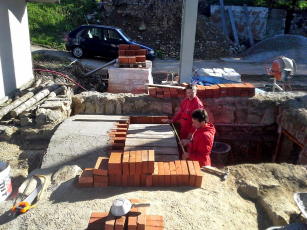 Obr. 5: Stavba nové klenby sklepa