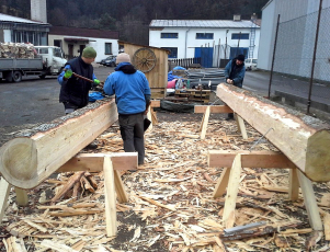 Obr. 6: Ruční tesání klád z horských jedlí