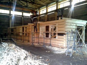 Obr. 7: Skládání srubu v hale firmy Teslice z Bystřičky