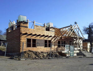 Obr. 8: Obnovování roubené konstrukce