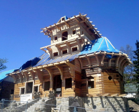 Obr. 9: Obnovování roubené konstrukce