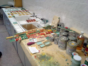 Obr. 13: Zkoumání vzorků barevnosti