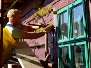 Obr. 14: Vyplňování spár tradičními materiály