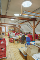 Balírna Botanicusu. Jsou vidět odrazy slunečních paprsků pronikajících střechou dovnitř.