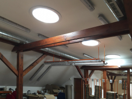 Balírna Botanicusu. Jsou vidět odrazy slunečních paprsků pronikajících střechou dovnitř.