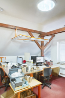 Přestože má vlastní okna, jeden světlovod „získala" i kancelář, která je také umístěná v podkroví výrobní haly