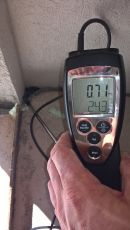 Obr. 3: Nedůsledně realizovaný styk vnitřní omítky v rohu okna. Při měření je vidět poměrně výrazné proudění vzduchu. 