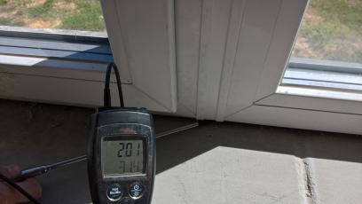 Obr. 5: Netěsnost se často objevuje i u oken. Na obrázku vidíme výrazné proudění vzduchu ve špatně utěsněném místě styku okenního rámu a parapetu.