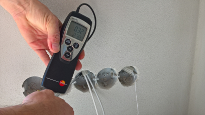 Obr. 6: Častým problémem je netěsnost osazení krabice zásuvek. Při výběru zásuvky je zapotřebí volit tu, která je určena pro pasivní domy. Tato zásuvka je osazena vzduchotěsnými průchodkami pro kabely.