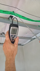 Obr. 7: V důsledku „nakrabatění“ fólie vzniká netěsnost v místě spoje fólie s páskou. Páska celým svým povrchem zcela nepřiléhá k fólii a dostatečně netěsní. I takovýto detail má svůj vliv na vzduchotěsnost objektu.