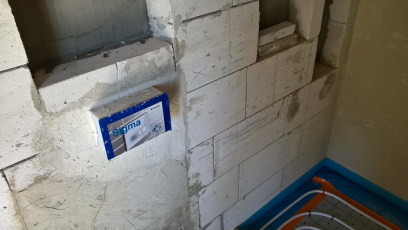 Obr. 8: Další obrázek ukazuje absenci vnitřní omítky. Proudění vzduchu mezerami v přizdívce z plynosilikátu bylo citelné pouhou rukou.