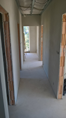 Obr. 9: Ostění jednotlivých příček je doporučeno zatřít lepidlem nebo zaomítat. Zamezíme tím případnému nekontrolovanému proudění vzduchu v místech voštin cihel ze vzduchotěsného prostoru do prostoru za vzduchotěsnicí rovinou. 