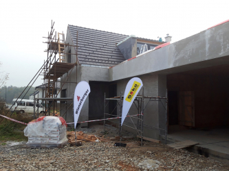 Hrubá stavba prvního vzorového domu programu Wienerberger e4 dům byla dokončena