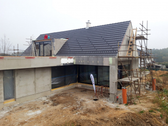 Hrubá stavba prvního vzorového domu programu Wienerberger e4 dům byla dokončena