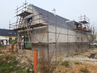 Hrubá stavba prvního vzorového domu programu Wienerberger e4 dům byla dokončena