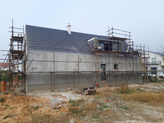 Hrubá stavba prvního vzorového domu programu Wienerberger e4 dům byla dokončena