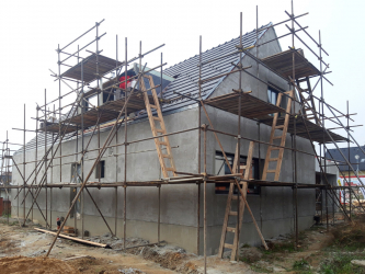 Hrubá stavba prvního vzorového domu programu Wienerberger e4 dům byla dokončena