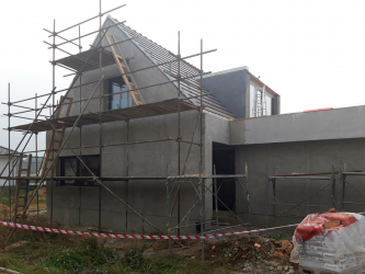 Hrubá stavba prvního vzorového domu programu Wienerberger e4 dům byla dokončena