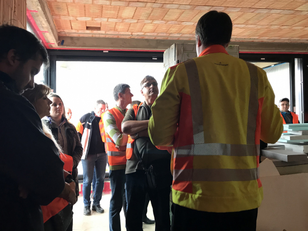 Návštěvníků byli k dispozici stavební odborníci všech značek, které se staly partnery vzorového e4 domu. Zde Jan Huber přednáší o konstrukčních detailech.