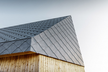 Stanice lanové dráhy Rigi Scheidegg s falcovanou střešní a fasádní šablonou PREFA