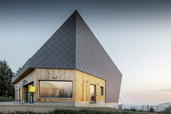 Stanice lanové dráhy Rigi Scheidegg s falcovanou střešní a fasádní šablonou PREFA