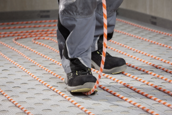 Pokládka potrubí REHAU RAUTHERM SPEED K opatřeného suchým zipem