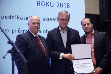Od Pavla Malinského z MPO (vlevo) převzali za Heluz ocenění marketingový a obchodní ředitel Petr Stejkal a Jiří Weis, interní auditor