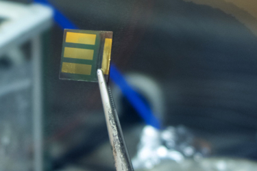 Detailní pohled na vzorek se třemi nezávislými fotovoltaickými články