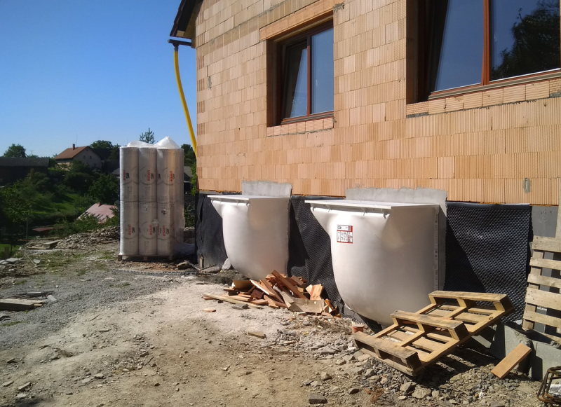 Sklepy rodinného domu prosvětlené anglickými dvorky MEA Multinorm