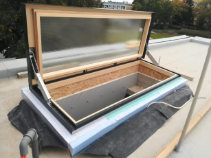 Montáž výklopných střešních dveří Solara, univerzitní aula v Praze