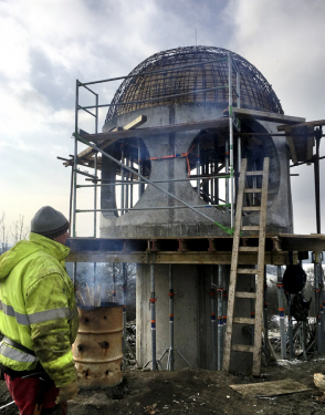 Dokončená stěna 2. NP a bednění kopule