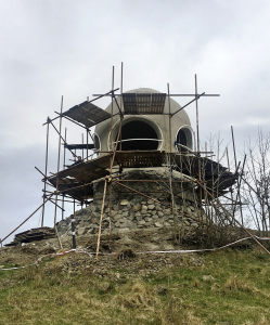 Stavba po přestěrkování betonových povrchů a instalaci mříží „oken“