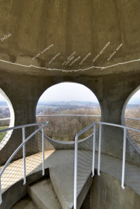 Detail schodiště se jmény dárců