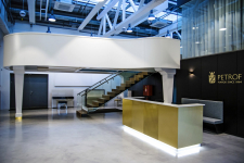 U hlavního vstupu bylo umístěno vykonzolované balkonové těleso ve tvaru klavírního křídla