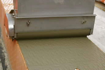 Celoplošné lepidlo na cihlách HELUZ Family