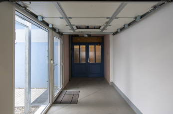 Spojovací chodba mezi výrobní halou a novým skladovacím prostorem