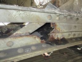Obr. 7: Korozní poškození spodního pasu příčné vazby