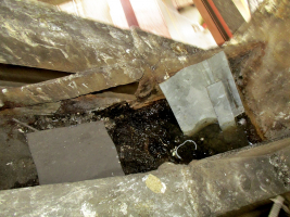 Obr. 8: Korozní poškození spodního pasu příčné vazby