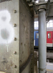 Obr. 11: Vyboulení stěn sloupů na III. nástupišti